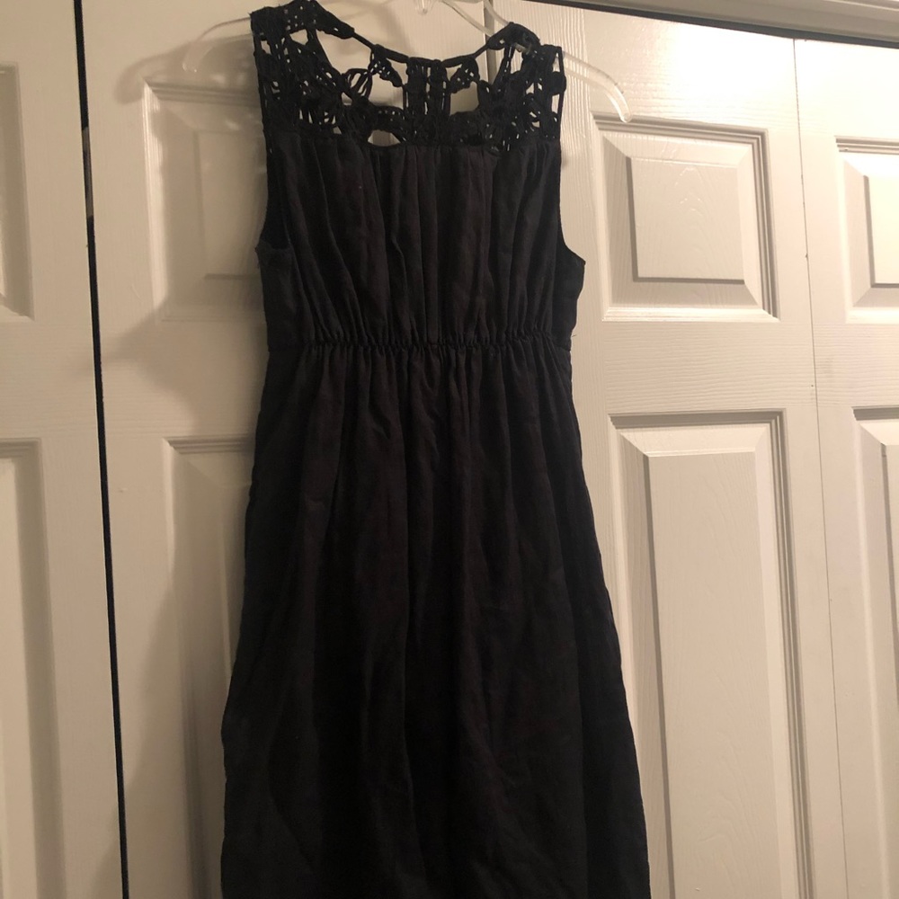 Sleeveless dress by Max Studio